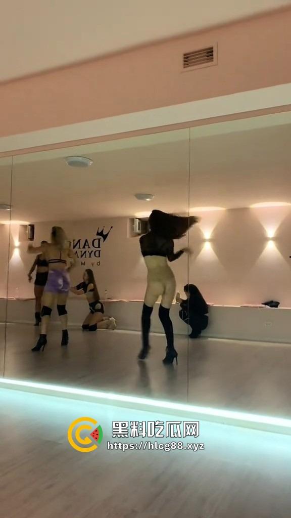 洋马外围下面光着练腰扭屁股,全自动操机啪啪炸,一般鸡巴顶不住进去就是秒,怪不得2次起步!-6