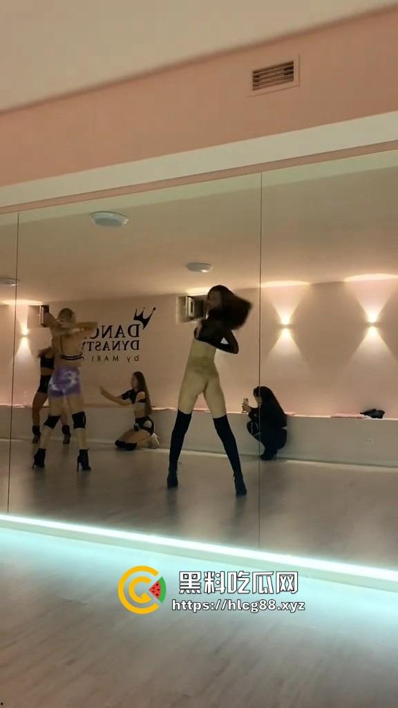 洋马外围下面光着练腰扭屁股,全自动操机啪啪炸,一般鸡巴顶不住进去就是秒,怪不得2次起步!-7