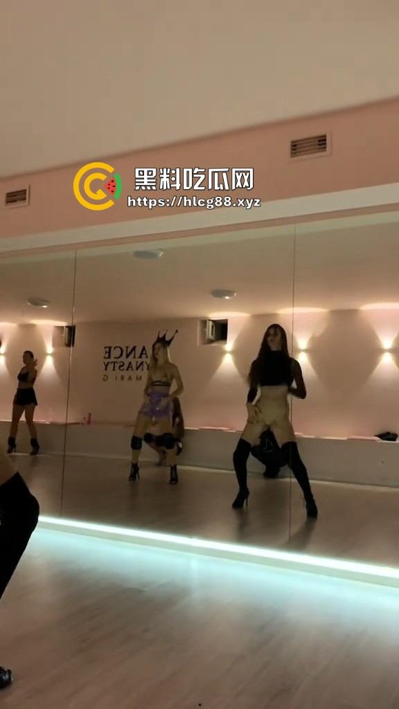 洋马外围下面光着练腰扭屁股,全自动操机啪啪炸,一般鸡巴顶不住进去就是秒,怪不得2次起步!-10