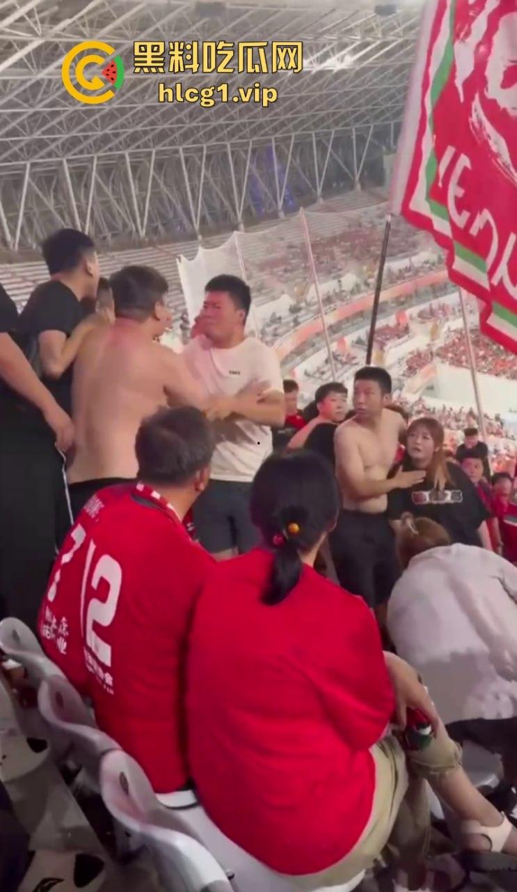 火气有些大!河南球迷在客队看台区大打出手!比看比赛还过瘾-1