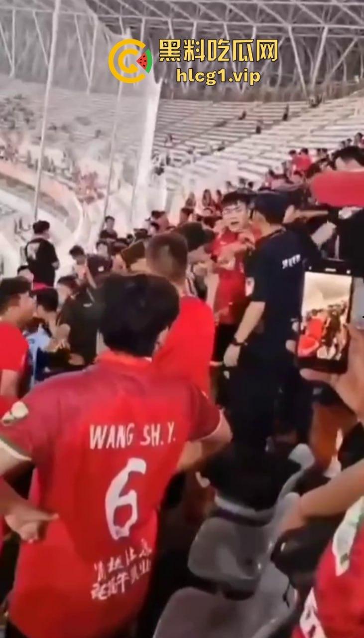 火气有些大!河南球迷在客队看台区大打出手!比看比赛还过瘾-2