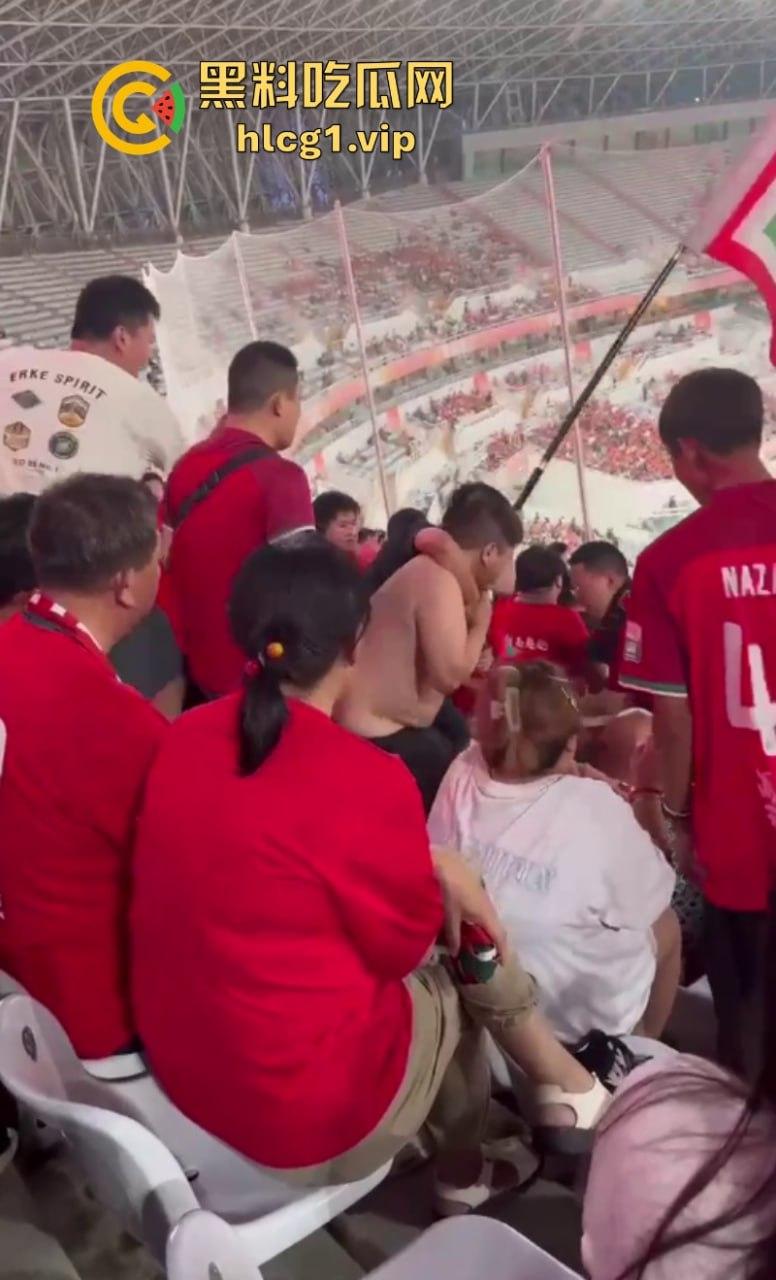 火气有些大!河南球迷在客队看台区大打出手!比看比赛还过瘾-5