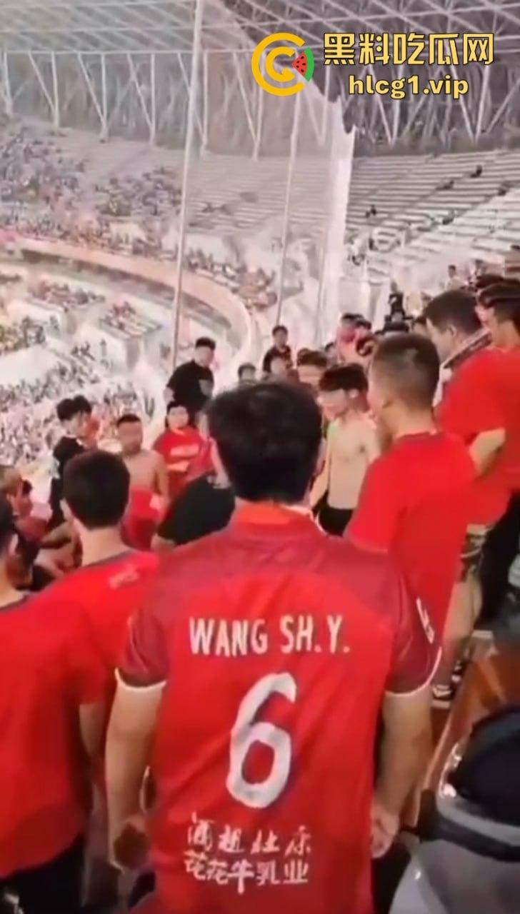 火气有些大!河南球迷在客队看台区大打出手!比看比赛还过瘾-8