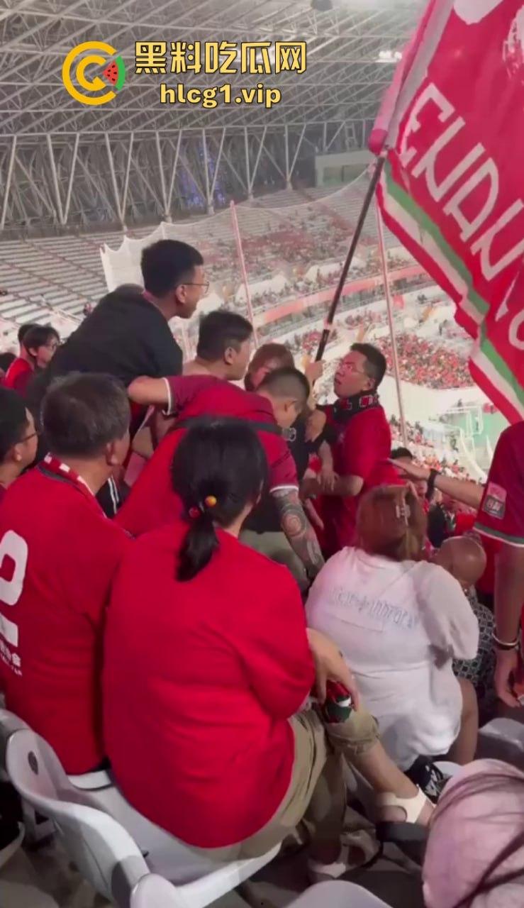 火气有些大!河南球迷在客队看台区大打出手!比看比赛还过瘾-9