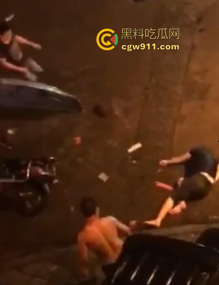 街头斗殴！黑衣男子遭20斤巨石猛砸头部，鲜血直流场面极度暴力，现场视频流出，隔着屏幕都感觉很窒息！-6