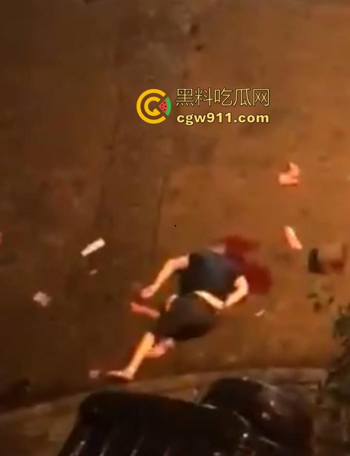 街头斗殴！黑衣男子遭20斤巨石猛砸头部，鲜血直流场面极度暴力，现场视频流出，隔着屏幕都感觉很窒息！-9