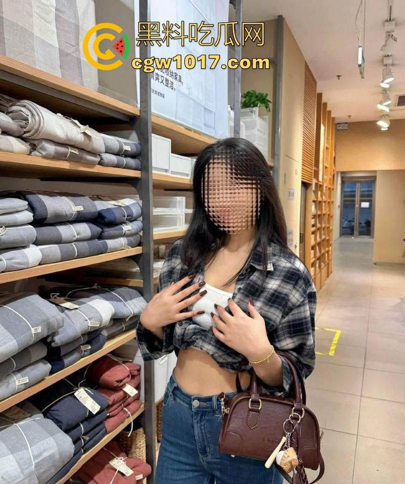 海角乱伦！夜闯堂姐闺房，强脱健身瑜伽裤，肛塞插入堂姐屁眼，让堂姐跪舔鸡巴，无套猛操，操的直叫爸爸！-1