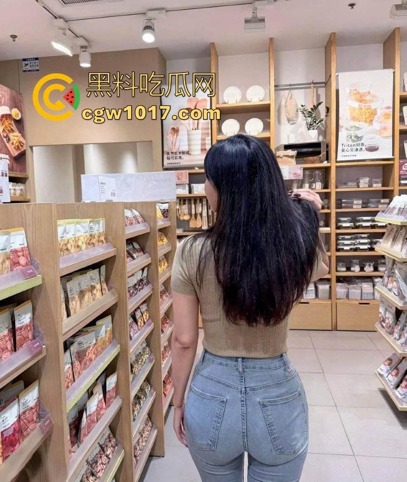 海角乱伦！夜闯堂姐闺房，强脱健身瑜伽裤，肛塞插入堂姐屁眼，让堂姐跪舔鸡巴，无套猛操，操的直叫爸爸！-2