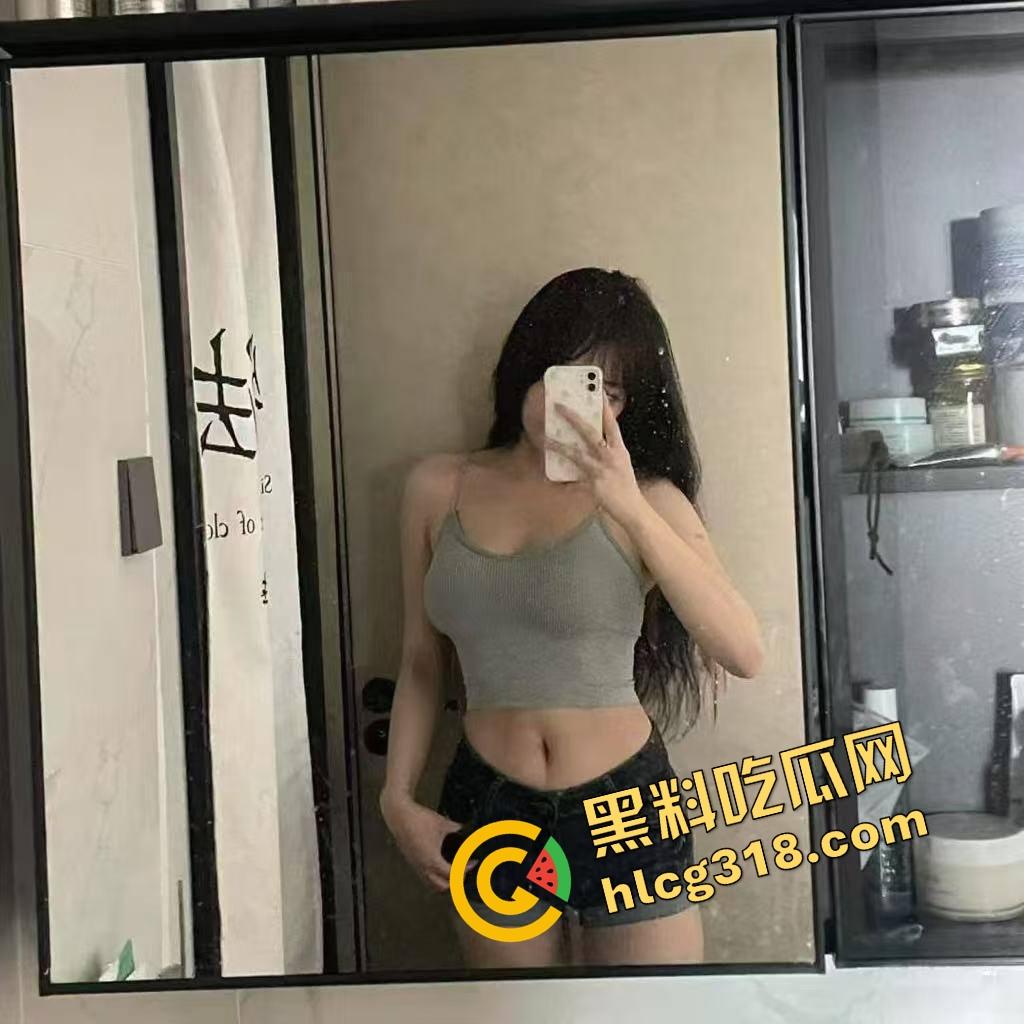 姐妹们口嫌体正直,嘴上说不看毛片,抓到集美看毛片还装正经?裤裆早就湿成狗了!-6