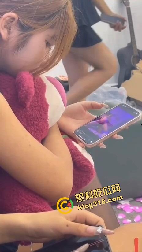 姐妹们口嫌体正直,嘴上说不看毛片,抓到集美看毛片还装正经?裤裆早就湿成狗了!-10