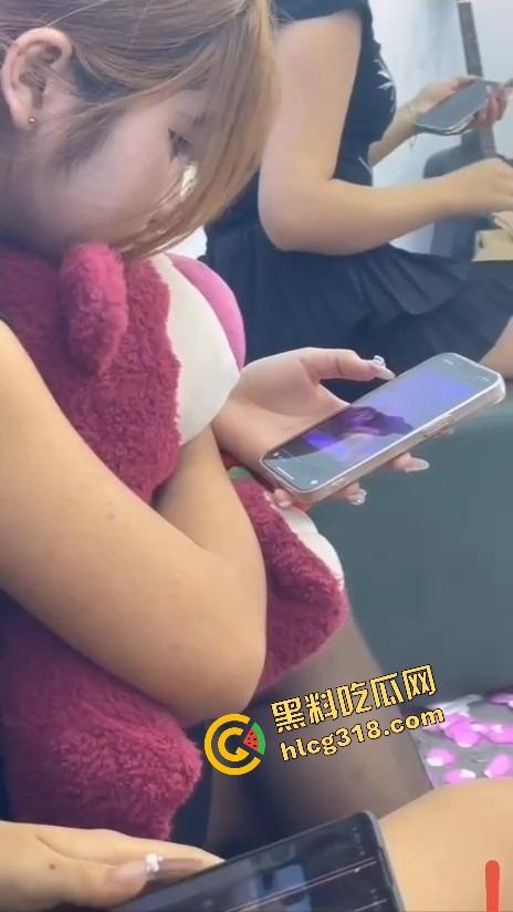 姐妹们口嫌体正直,嘴上说不看毛片,抓到集美看毛片还装正经?裤裆早就湿成狗了!-11