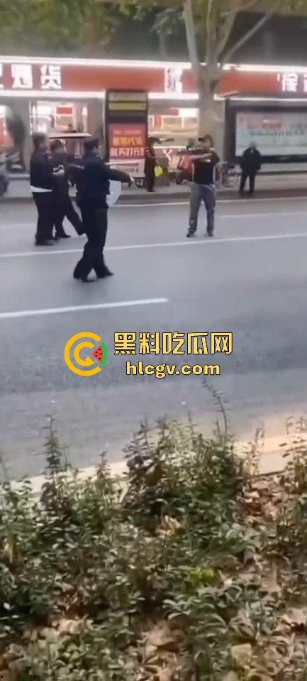 全国猛人集锦！拿刀挑衅警察还真不怂，结果被摁倒秒怂，真当自己是武林高手？-5