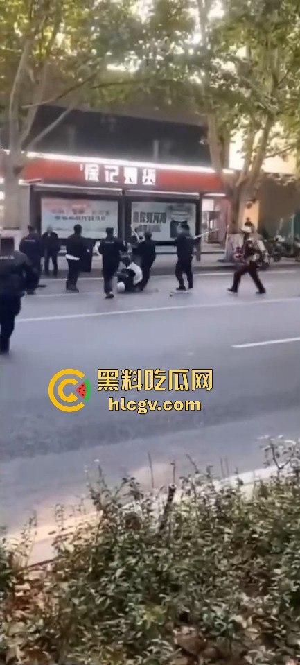 全国猛人集锦！拿刀挑衅警察还真不怂，结果被摁倒秒怂，真当自己是武林高手？-8