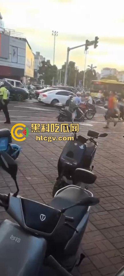 全国猛人集锦！拿刀挑衅警察还真不怂，结果被摁倒秒怂，真当自己是武林高手？-9