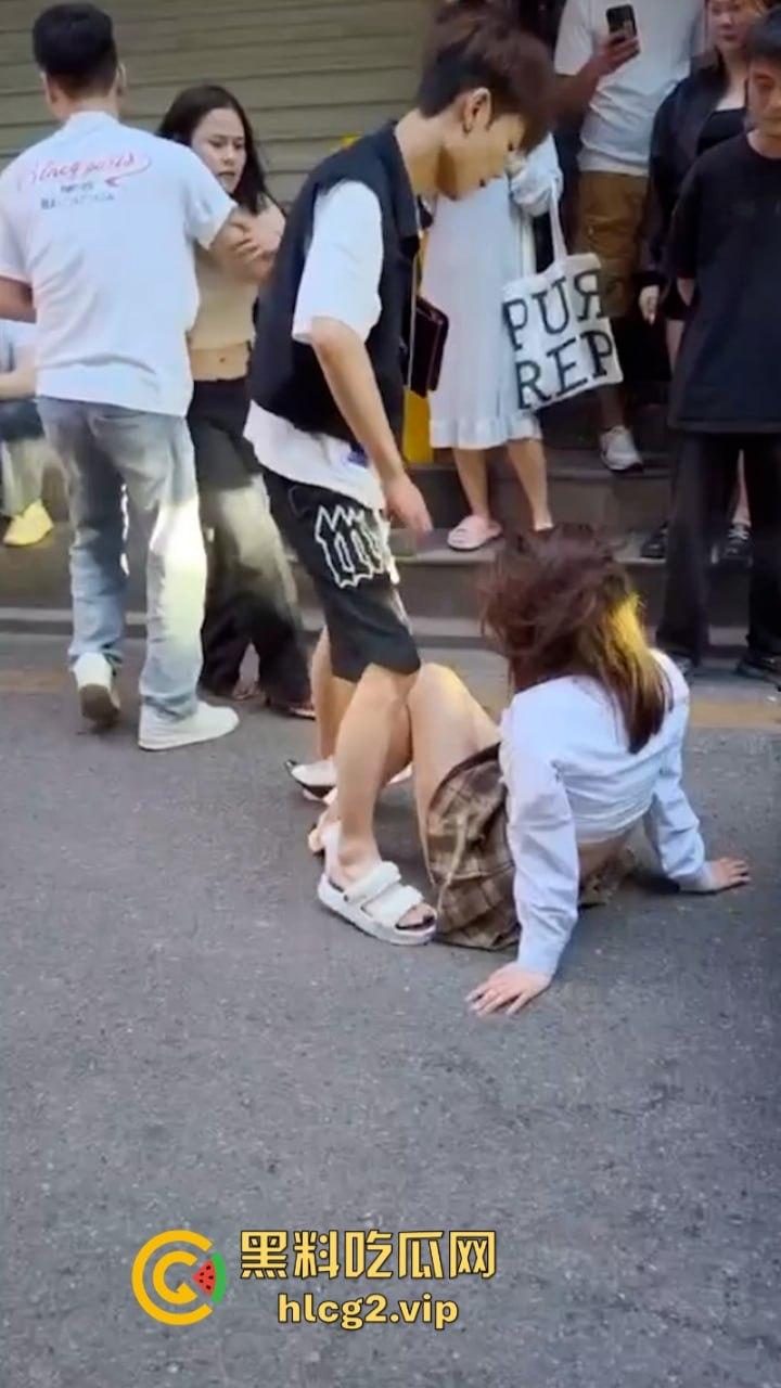 抓奸修罗场 原配当街抓小三 看了小三身材觉得也不能全怪老公 这身材谁看谁不迷糊!-1