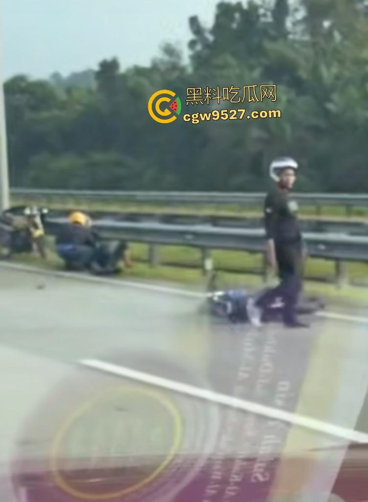 马来西亚摩托车仔cos超人飞姿飙车翻车！连环撞摩托直接散架，1人不治惨死，超人不是那么好当的！-7