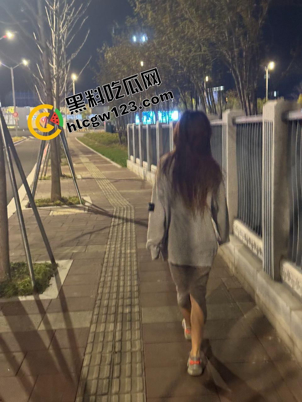 这身材配这黑丝，简直活色生香，反差骚女『吴天爱』掰腿摸逼，喷出来还舔着手指喊今晚不许戴套！-1