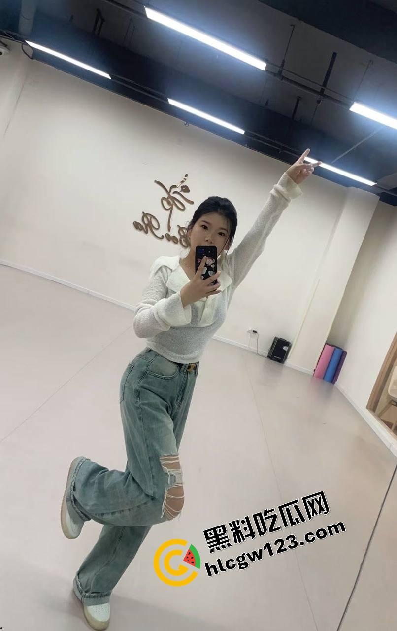 这身材配这黑丝，简直活色生香，反差骚女『吴天爱』掰腿摸逼，喷出来还舔着手指喊今晚不许戴套！-6