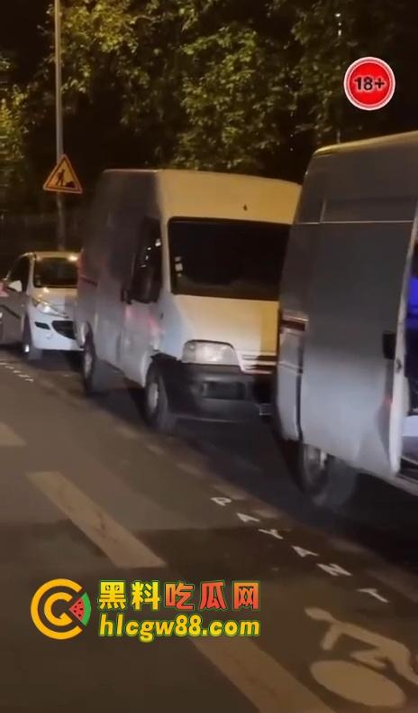 美国站街女卖都玩高端了?依维柯移动炮房遍地开花,一边被操一边跑路,嫖个娼还得坐稳扶好!-2