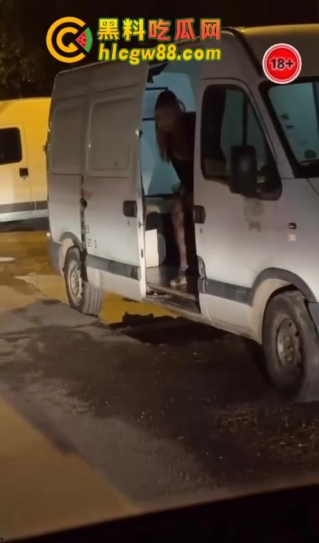 美国站街女卖都玩高端了?依维柯移动炮房遍地开花,一边被操一边跑路,嫖个娼还得坐稳扶好!-5