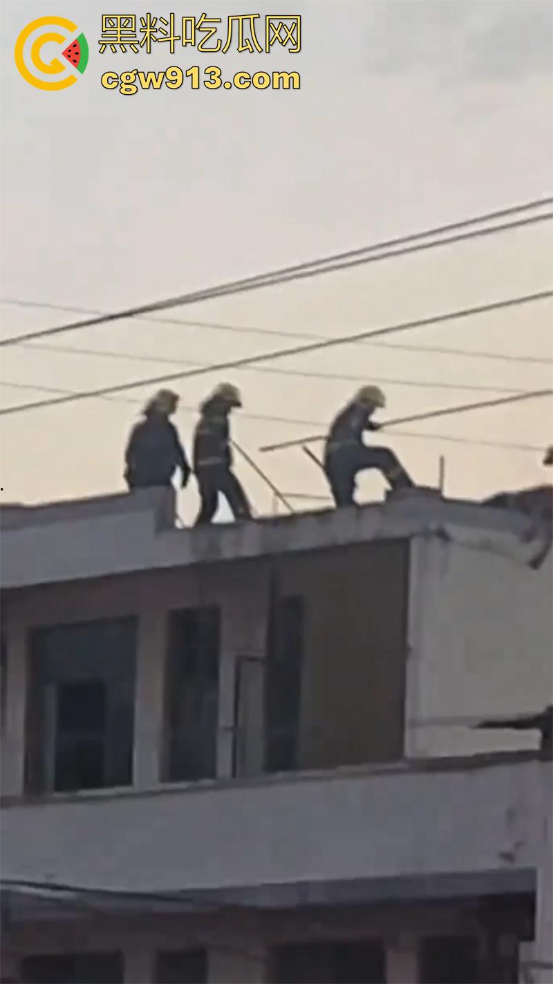 偷情人妻竟丢了命， 四川成都郫县一男子，偷情彩票站老板娘，老公突然回来只能躲在楼顶，竟被当场电死！-4