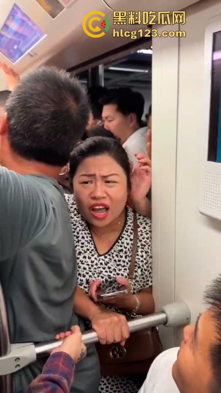 城市打拳挑战赛武汉烟花秀哪有打架好看！“一场烟花秀展现出中国人的百态”-2