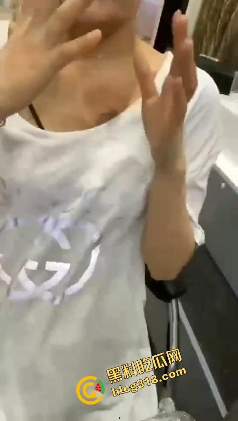 纹的时候笑得像疯子,洗的时候哭得像狗,精神小妹胸口洗纹身,找到接盘侠就开始洗过往了?-6