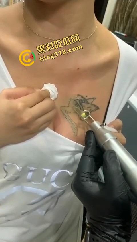 纹的时候笑得像疯子,洗的时候哭得像狗,精神小妹胸口洗纹身,找到接盘侠就开始洗过往了?-9