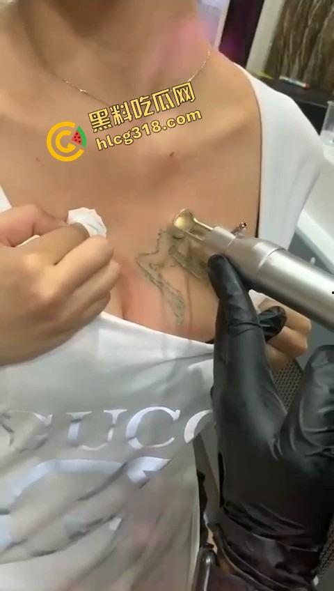 纹的时候笑得像疯子,洗的时候哭得像狗,精神小妹胸口洗纹身,找到接盘侠就开始洗过往了?-10