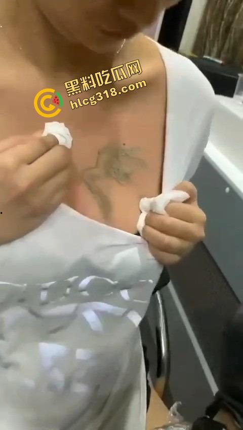 纹的时候笑得像疯子,洗的时候哭得像狗,精神小妹胸口洗纹身,找到接盘侠就开始洗过往了?-11