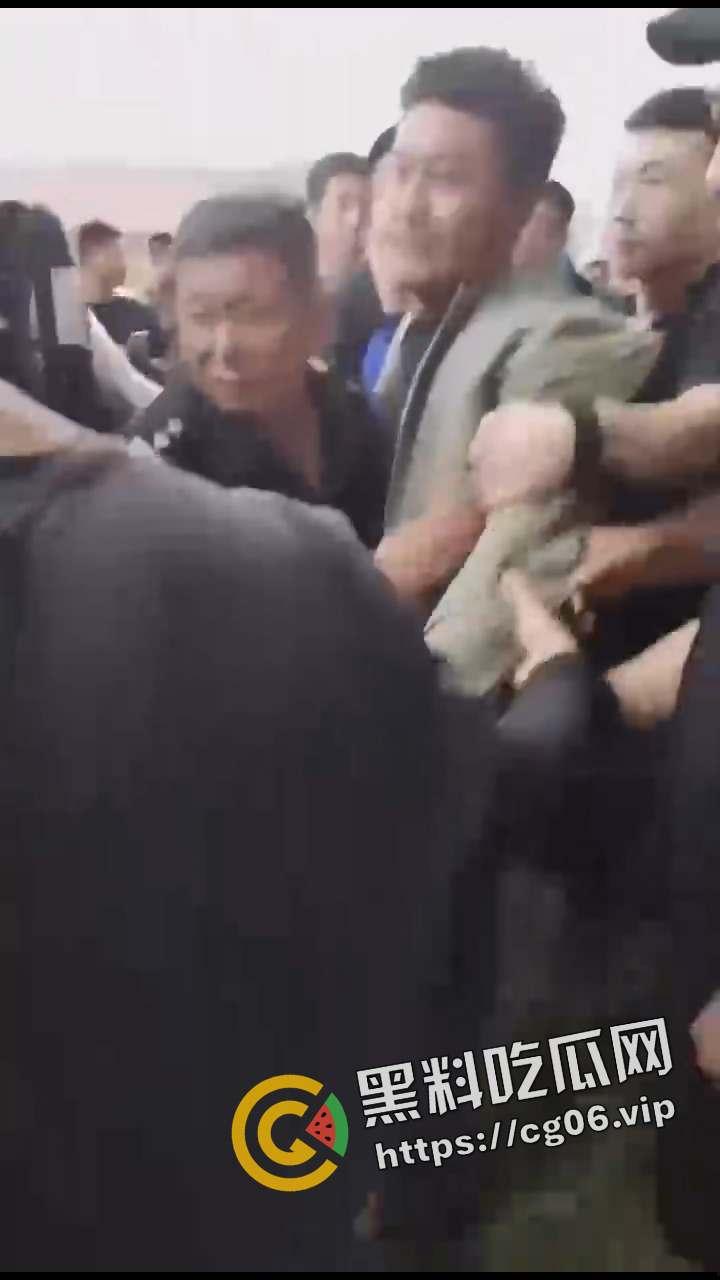 最近又刷屏b站抖音的杀人犯!海城李恩盛杀人事件 手刃妻儿老小却赢得警察递烟 赢得全网男人敬佩-5