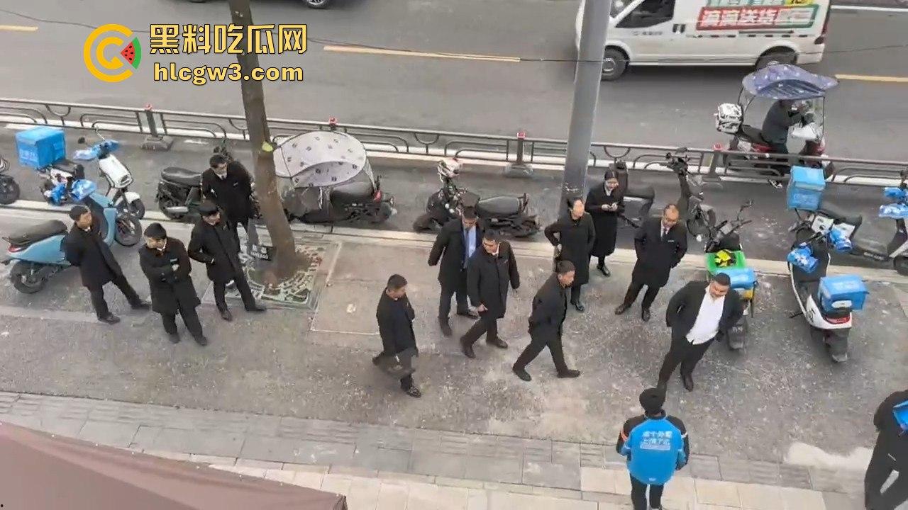 成都外卖员和物业管理打架!天府新区隆祥街上演激烈冲突,拳脚相加上演街头大乱斗!-1