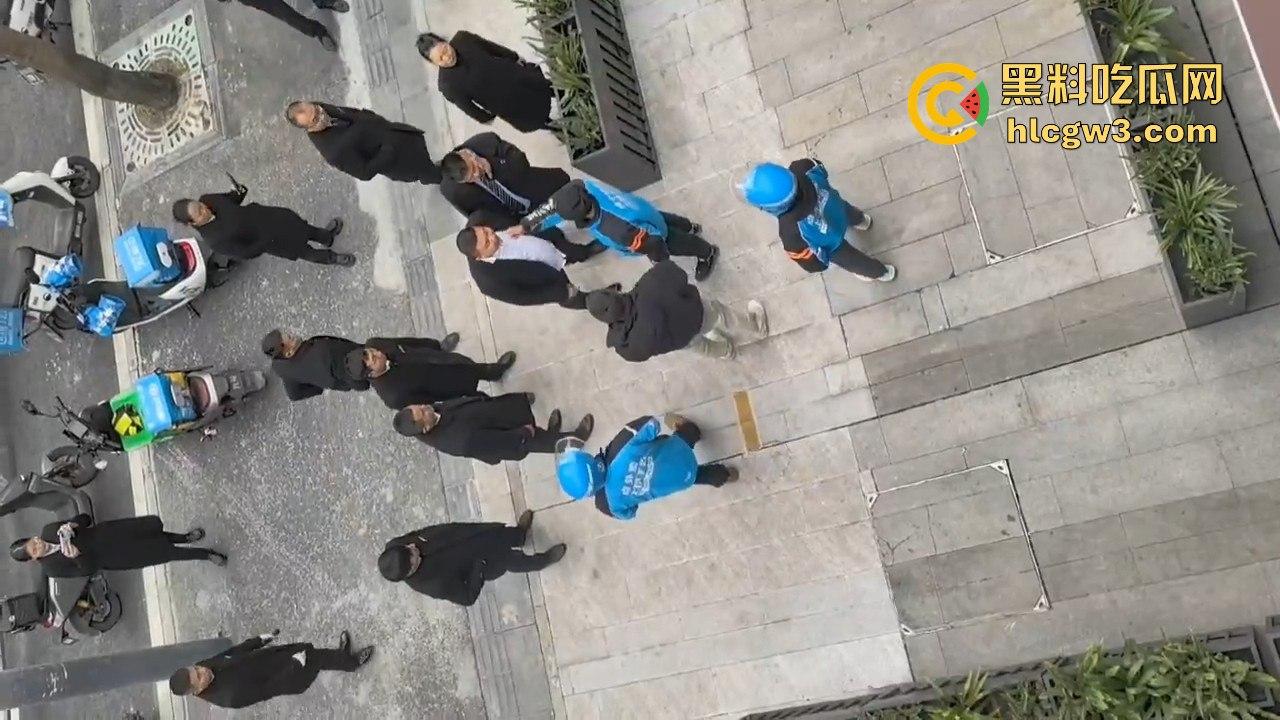 成都外卖员和物业管理打架!天府新区隆祥街上演激烈冲突,拳脚相加上演街头大乱斗!-2