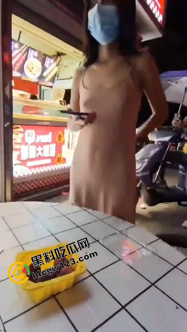 你相信光吗？郑州小婊深夜执行主人的羞耻任务，透明薄睡衣漏点出门，全程走光还舔着嘴说我好兴奋！-6