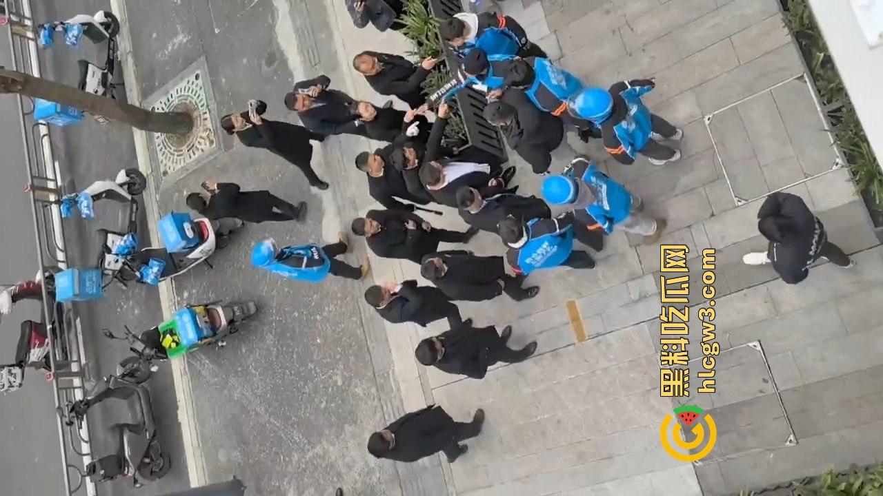 成都外卖员和物业管理打架!天府新区隆祥街上演激烈冲突,拳脚相加上演街头大乱斗!-3