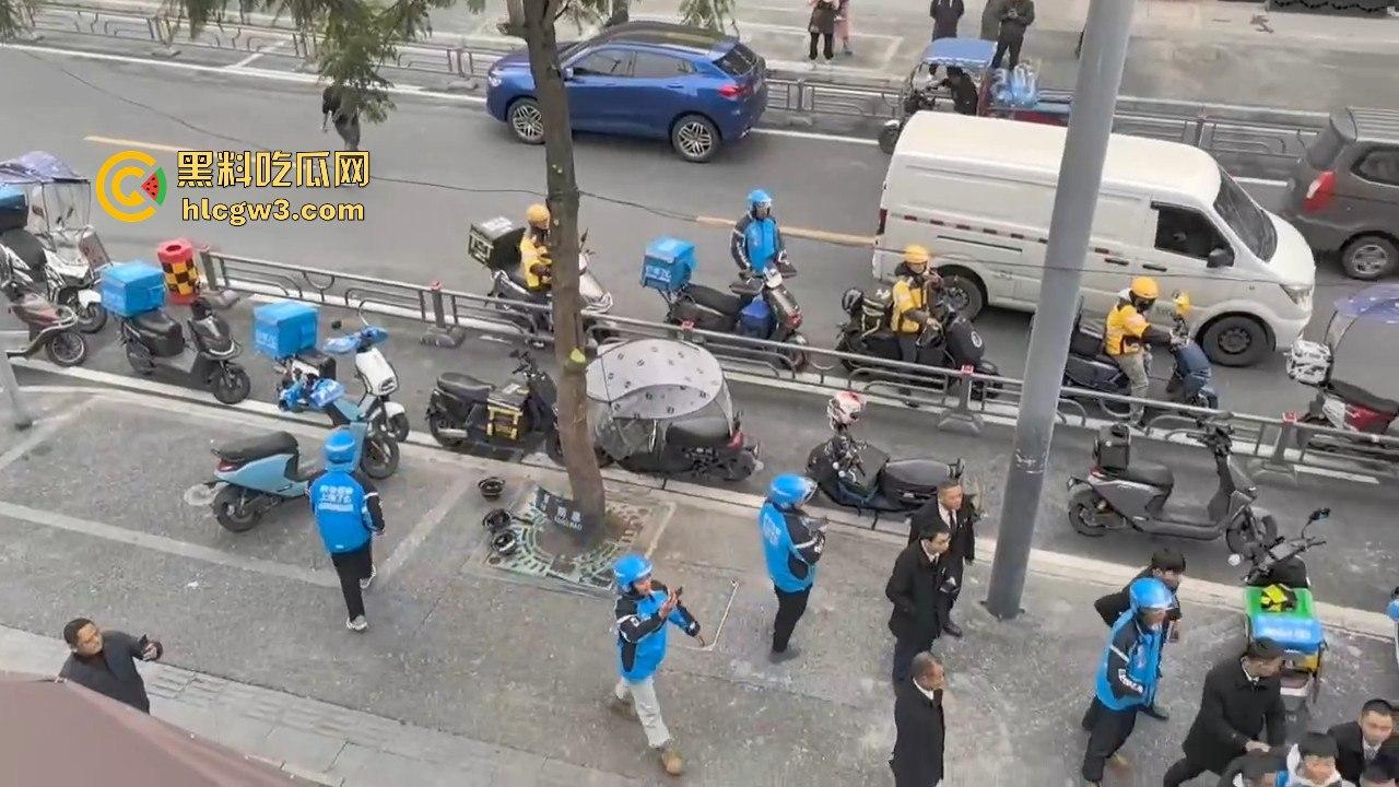 成都外卖员和物业管理打架!天府新区隆祥街上演激烈冲突,拳脚相加上演街头大乱斗!-4