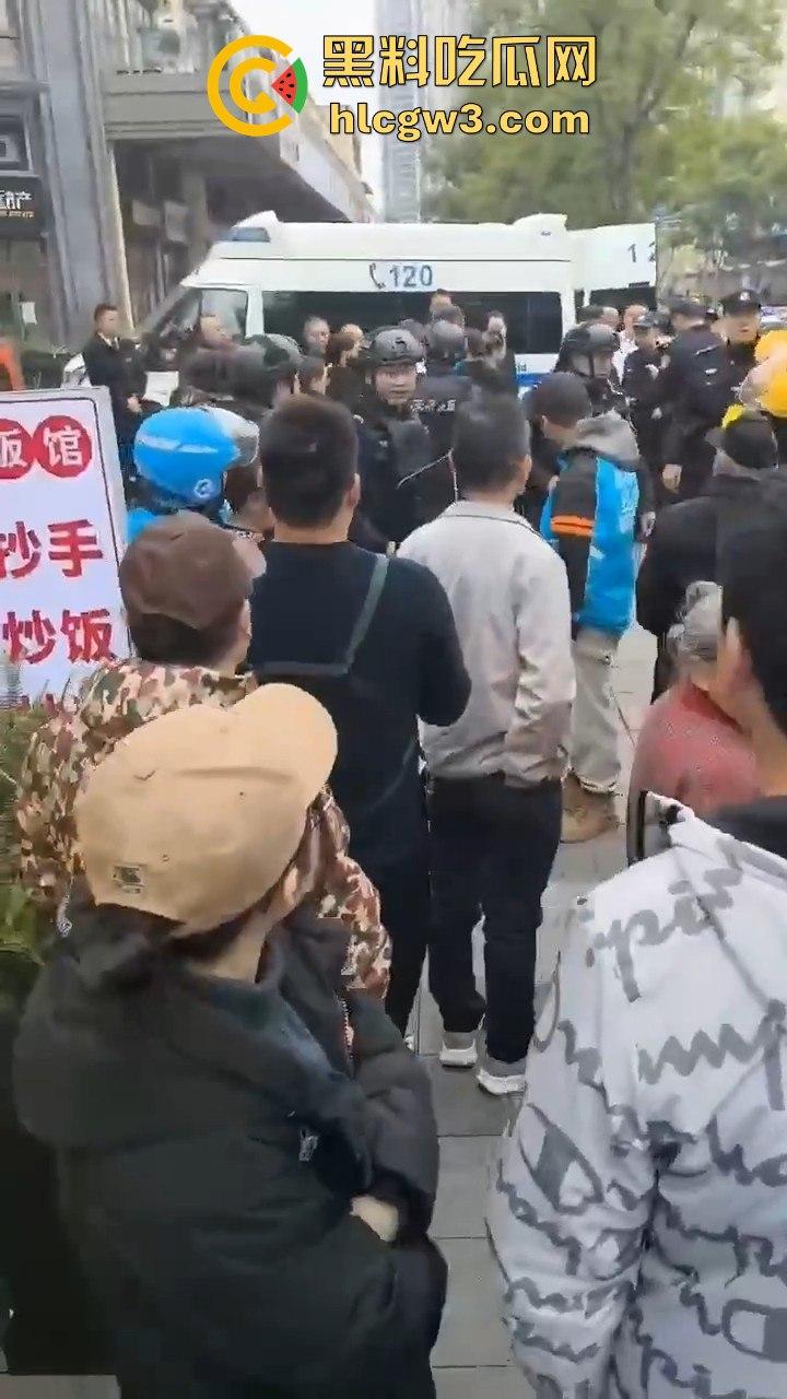 成都外卖员和物业管理打架!天府新区隆祥街上演激烈冲突,拳脚相加上演街头大乱斗!-5