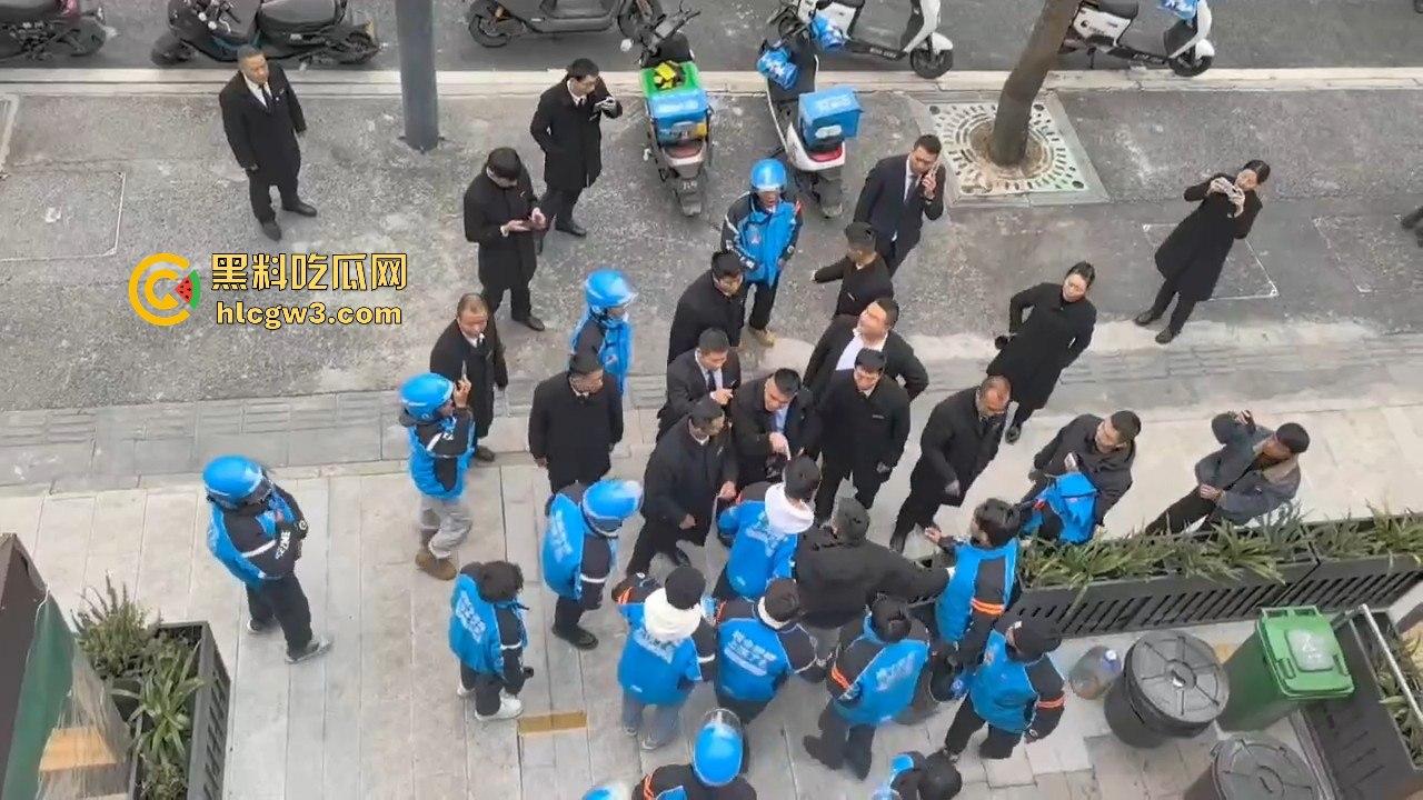 成都外卖员和物业管理打架!天府新区隆祥街上演激烈冲突,拳脚相加上演街头大乱斗!-6