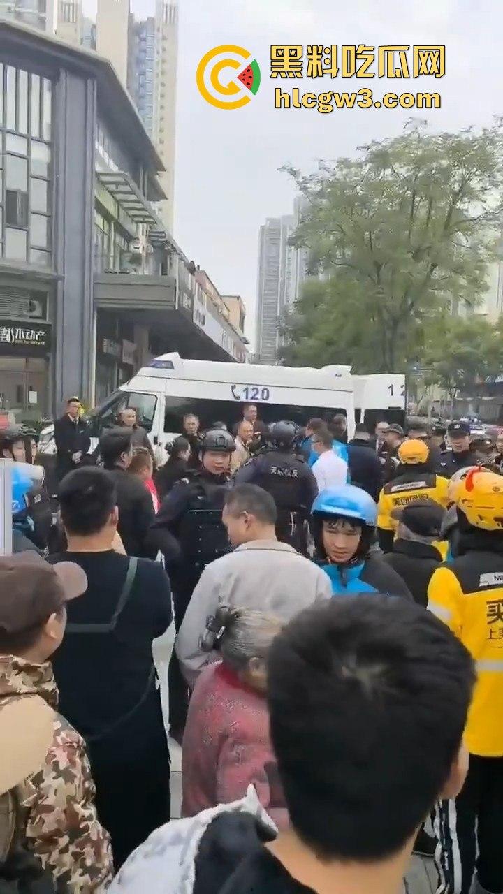 成都外卖员和物业管理打架!天府新区隆祥街上演激烈冲突,拳脚相加上演街头大乱斗!-7