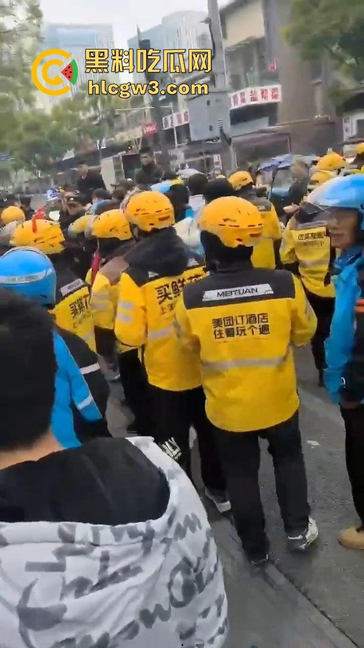 成都外卖员和物业管理打架!天府新区隆祥街上演激烈冲突,拳脚相加上演街头大乱斗!-8