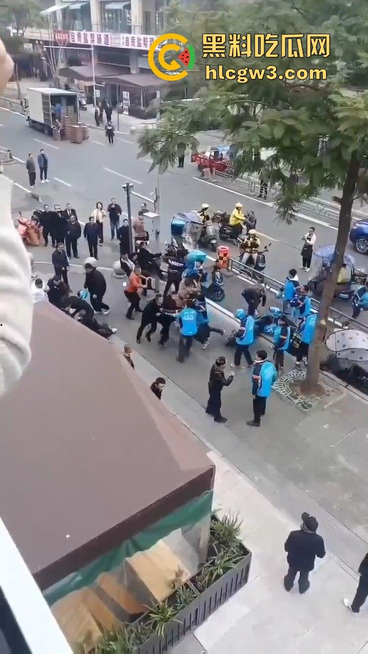 成都外卖员和物业管理打架!天府新区隆祥街上演激烈冲突,拳脚相加上演街头大乱斗!-10