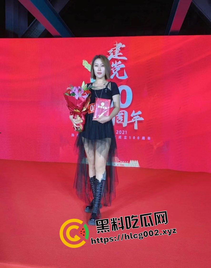 江苏党员少妇被领导潜规则 媚眼如丝的风骚少妇 两颗蛋蛋一起吸 这谁顶得住-1