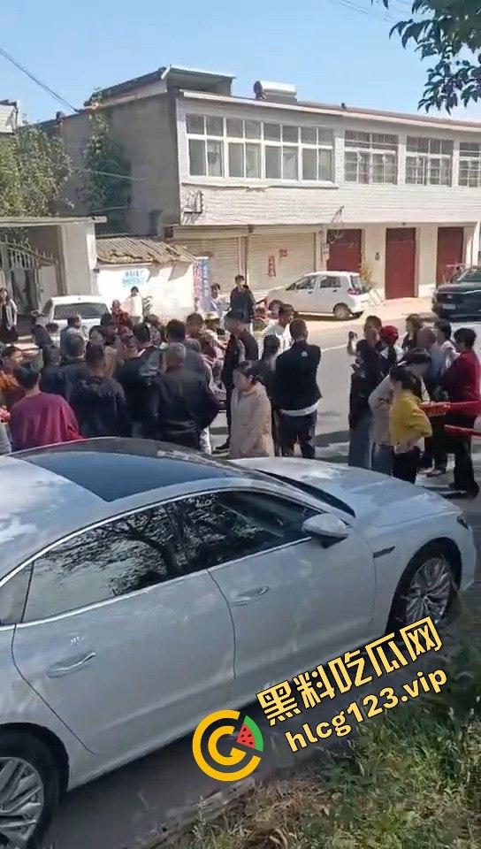 河南淮滨县天价彩礼闹剧！结婚当天临时加价18万，新娘跑上婚车，哥哥躺地上耍流氓拦车！-2