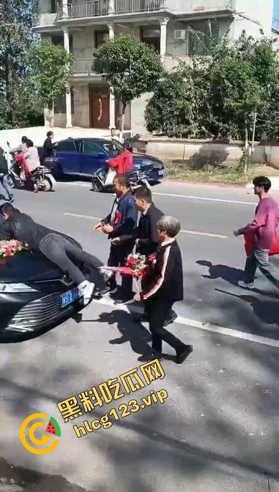 河南淮滨县天价彩礼闹剧！结婚当天临时加价18万，新娘跑上婚车，哥哥躺地上耍流氓拦车！-6