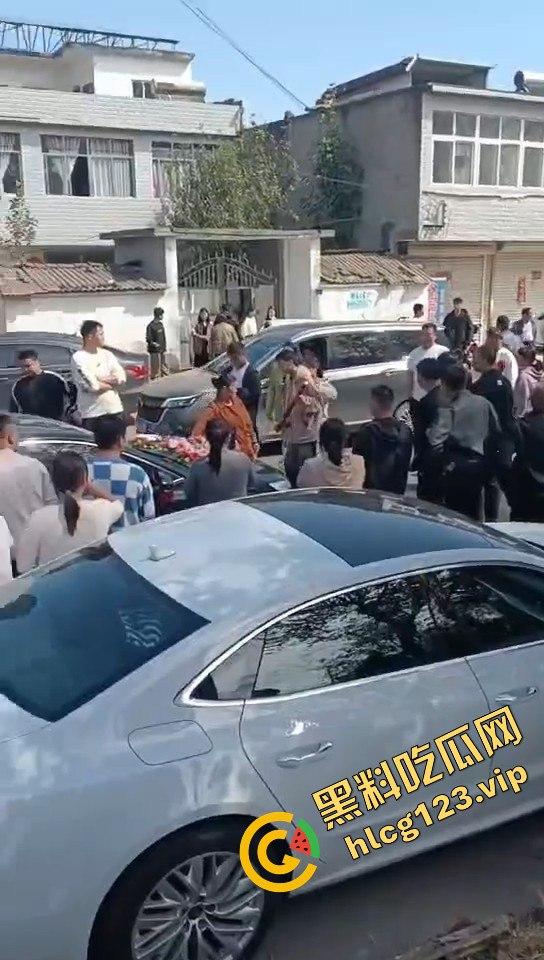 河南淮滨县天价彩礼闹剧！结婚当天临时加价18万，新娘跑上婚车，哥哥躺地上耍流氓拦车！-10