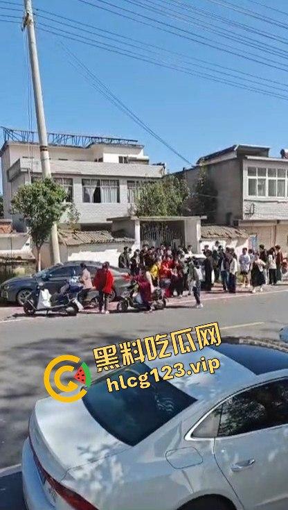 河南淮滨县天价彩礼闹剧！结婚当天临时加价18万，新娘跑上婚车，哥哥躺地上耍流氓拦车！-12