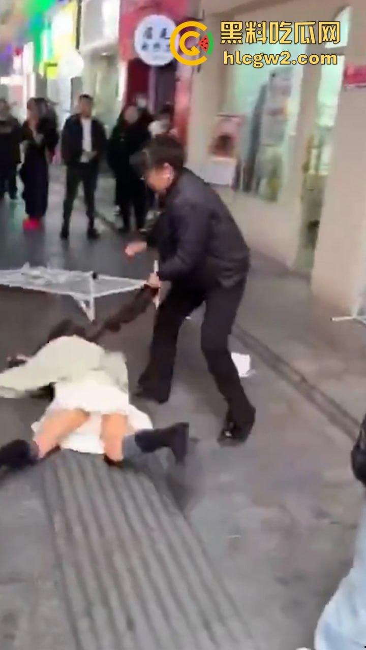河南焦作美甲店老板娘与顾客发生口角当街扭打 娇小身敌不过彪悍大妈被打成狗了 看完视频只能说活该-1