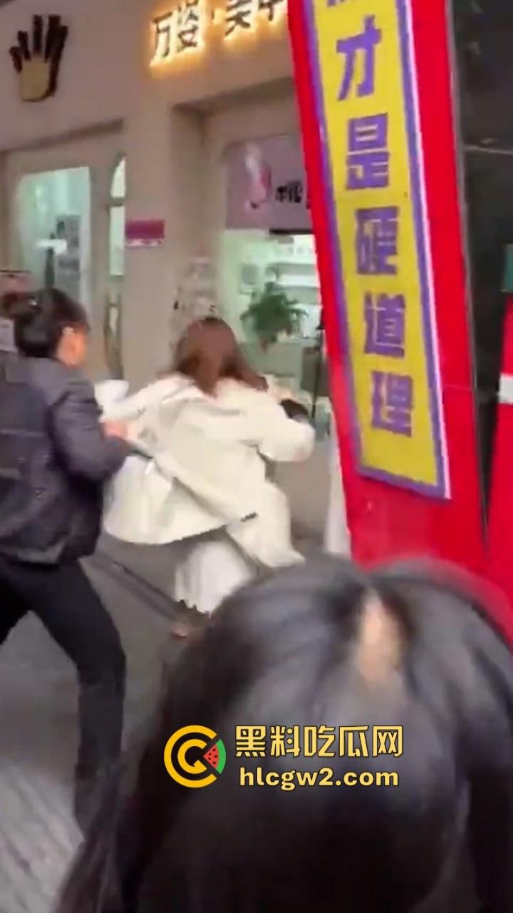 河南焦作美甲店老板娘与顾客发生口角当街扭打 娇小身敌不过彪悍大妈被打成狗了 看完视频只能说活该-2