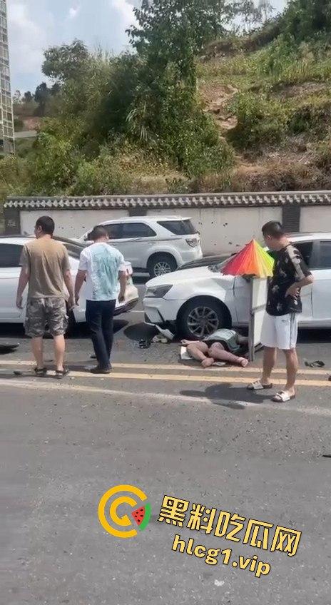 达州车祸五连撞酿惨剧,坦克300被撞翻,电动车司机惨遭碾压-5