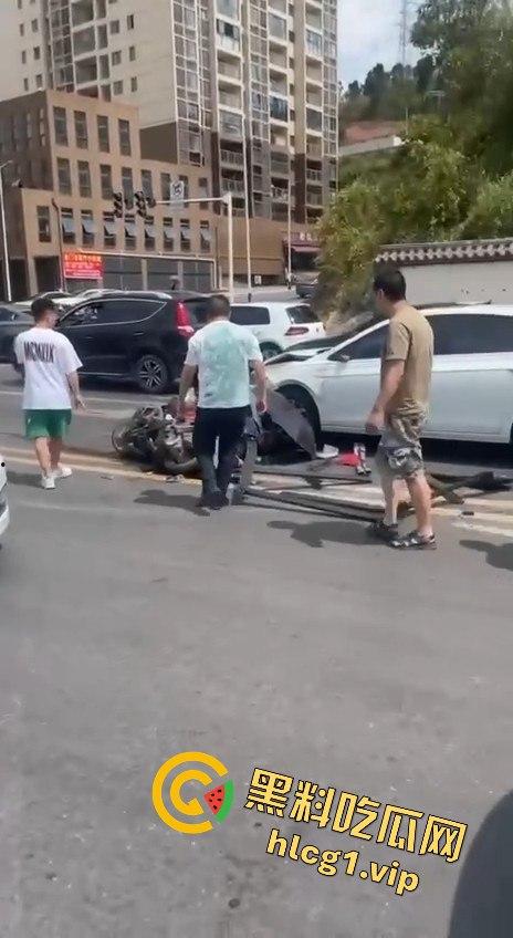 达州车祸五连撞酿惨剧,坦克300被撞翻,电动车司机惨遭碾压-6